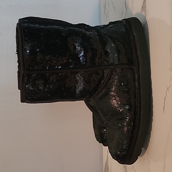 Ugg Classic Short Black Cosmos Sequins Shearling Boots Sz 9 Warm Winter Snow - Picture 5 of 15